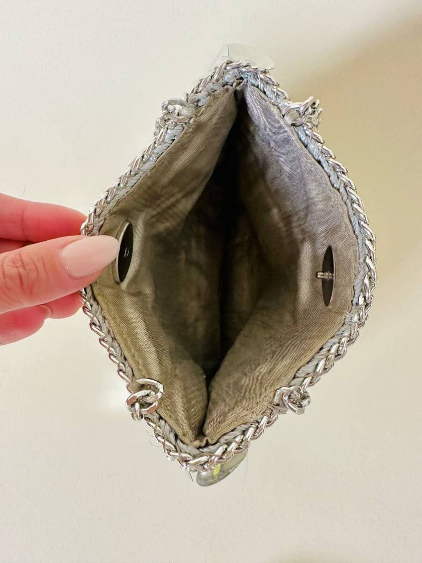 Parure composta da clip e mini bag in paillettes argento