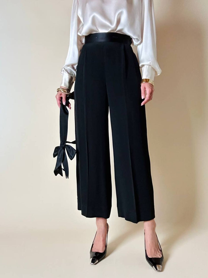Pantalone nero con bretelle e maxi fiocchi in raso “Moschino Cheap and Chic”
