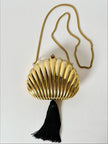 Clutch vintage Scheilan realizzata in metallo oro a forma di conchiglia con maxi nappa couture