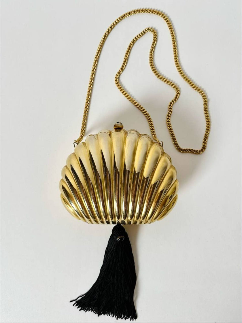Clutch vintage Scheilan realizzata in metallo oro a forma di conchiglia con maxi nappa couture