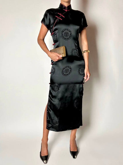 Qipao vintage in raso jacquard nero con profili e alamari neri e rossi