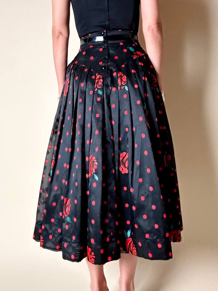 Gonna a ruota in organza jacquard nera a pois rossi con rose rosse dipinte
