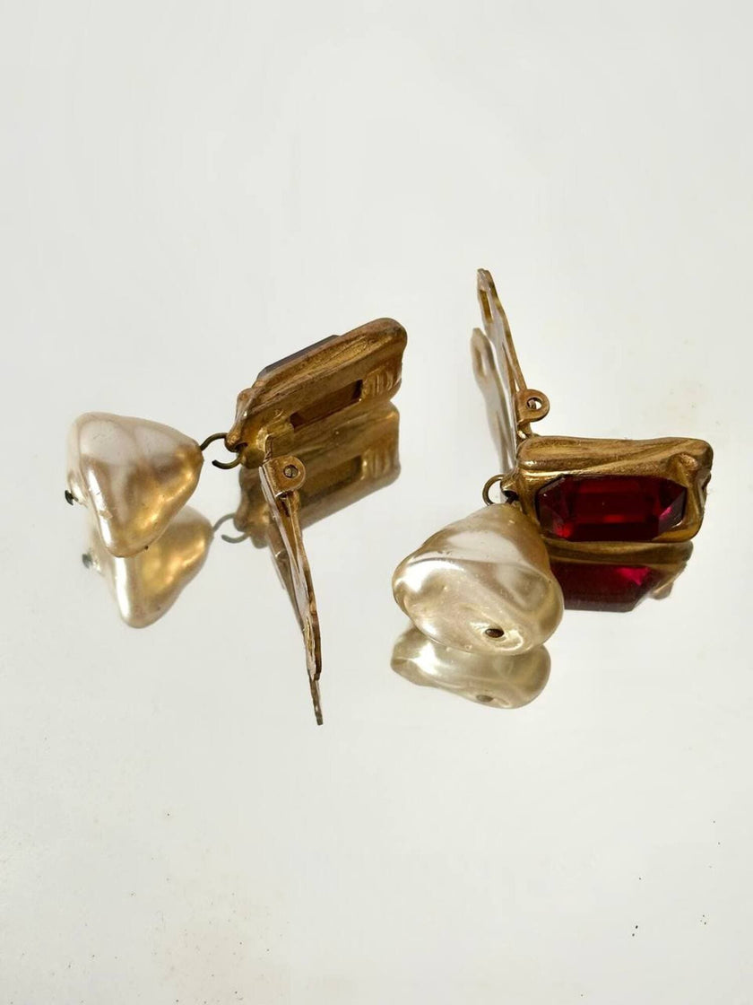 Orecchini vintage a clip con cristalli rosso rubino e perle barocche pendenti