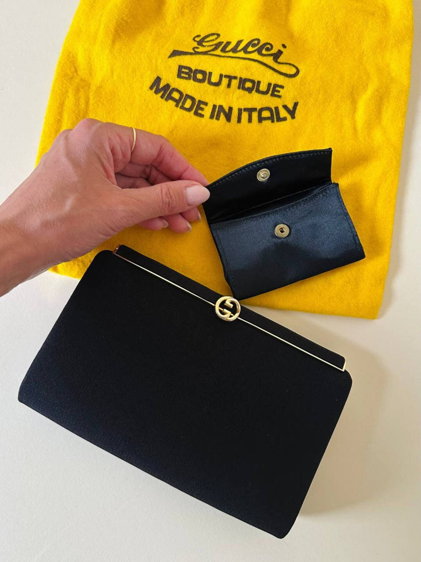 Mini pochette in tessuto nero con chiusura logata color oro “Gucci”