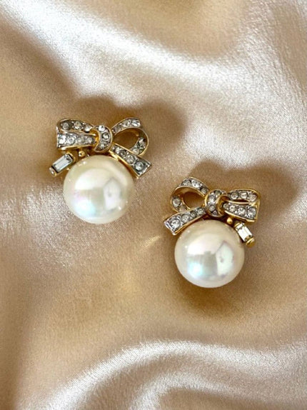 Clip con perle cabochon e piccoli fiocchi incastonati con strass “Nina Ricci”