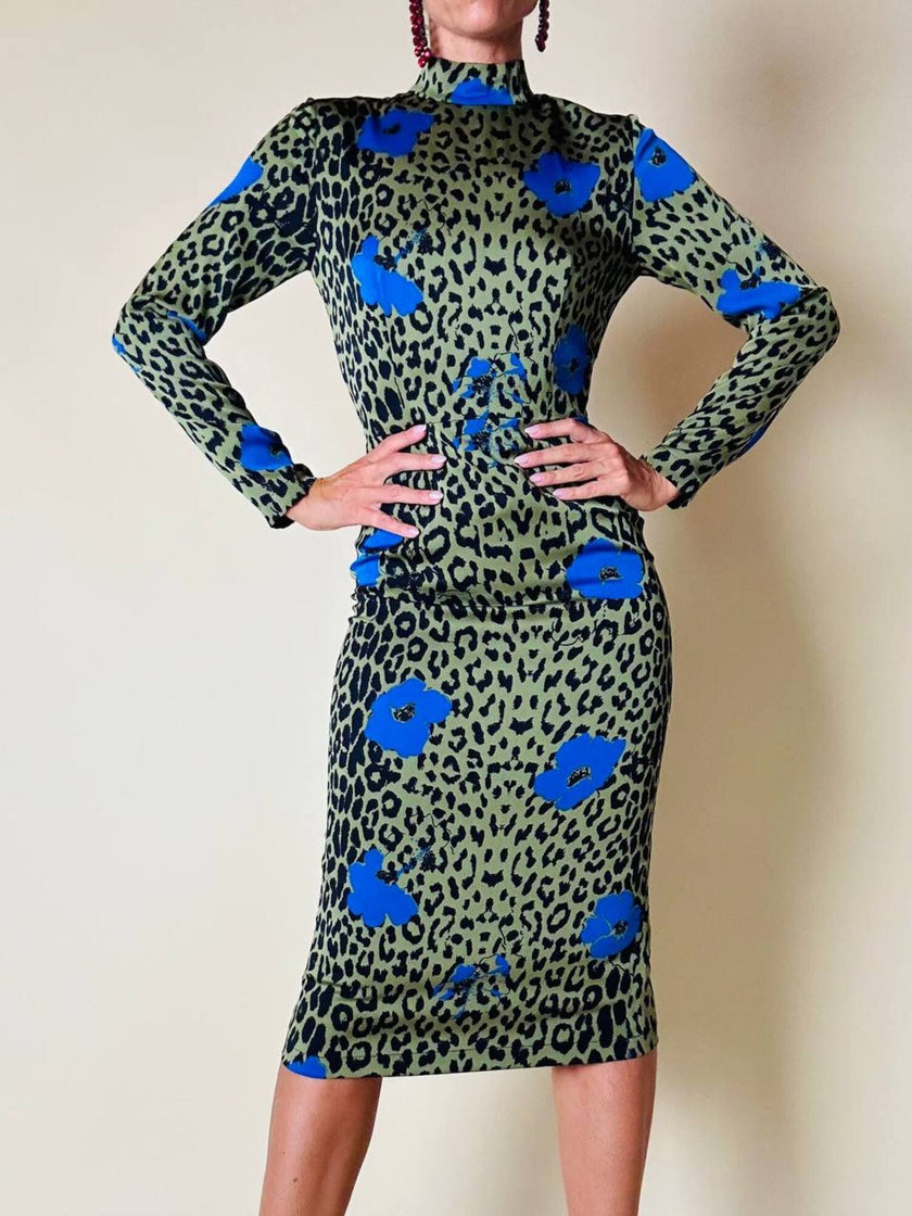 Abito in seta verde oliva fantasia leopardo con maxi fiori bluette “Essentiel”
