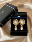Clip dorate a forma di fiore con perle pendenti “Yves Saint Laurent”