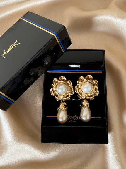 Clip dorate a forma di fiore con perle pendenti “Yves Saint Laurent”