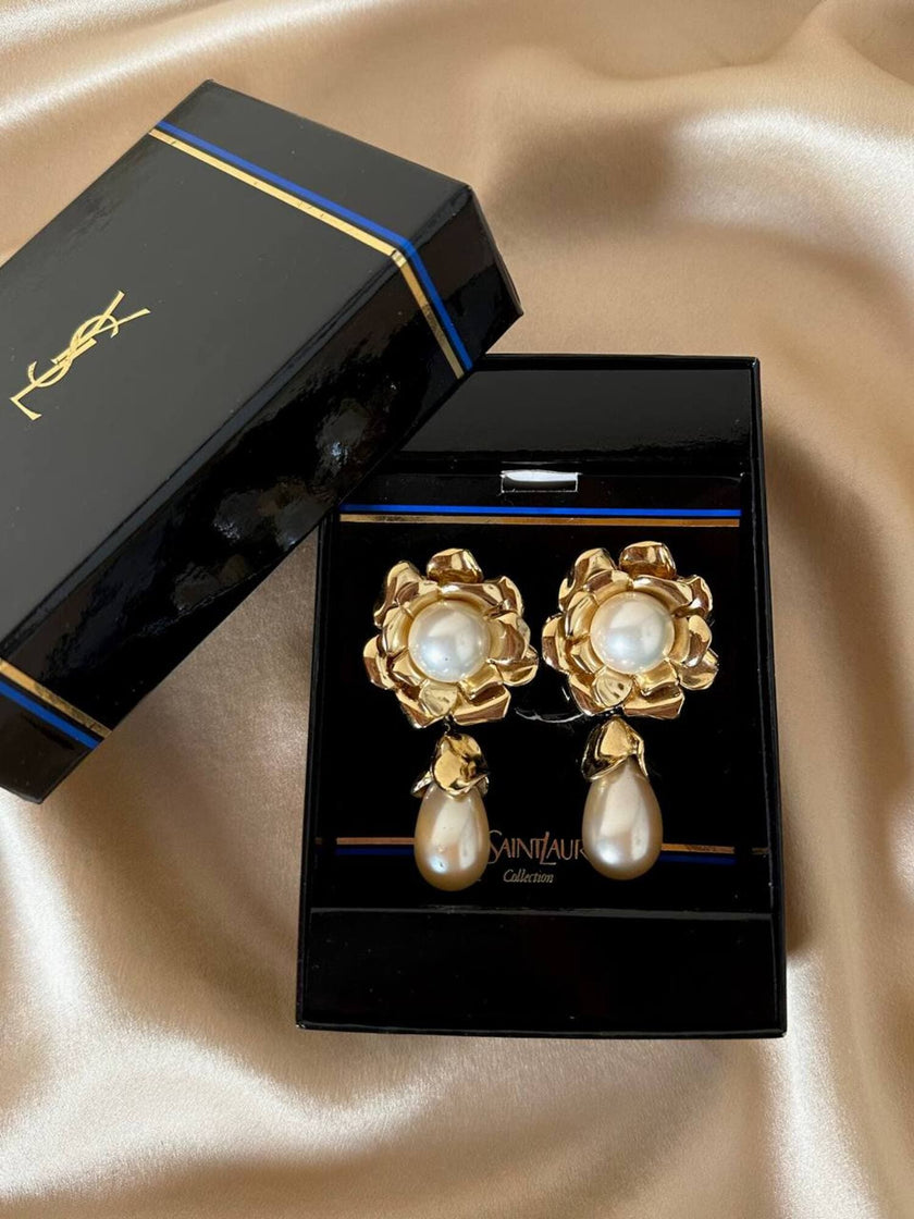 Clip dorate a forma di fiore con perle pendenti “Yves Saint Laurent”