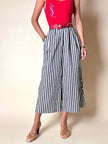 Pantalone gaucho a righe verticali bianco e blu con abbottonatura laterale asimmetrica