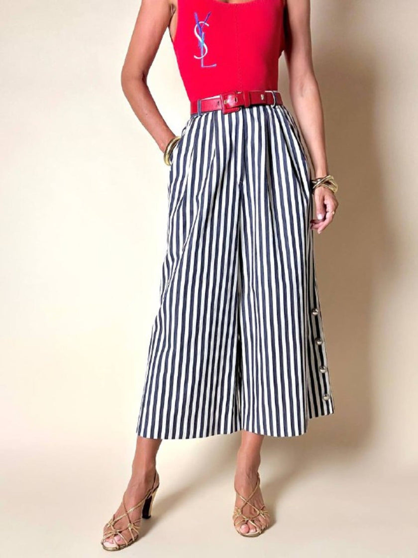 Pantalone gaucho a righe verticali bianco e blu con abbottonatura laterale asimmetrica