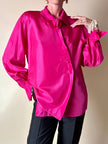 Camicia in taffetà fucsia con chiusura asimmetrica e rosa nel colletto “La Troupe”