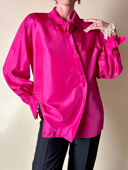Camicia in taffetà fucsia con chiusura asimmetrica e rosa nel colletto “La Troupe”