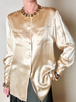 Camicia in raso di seta color champagne con bottoni i madreperla Carinissima