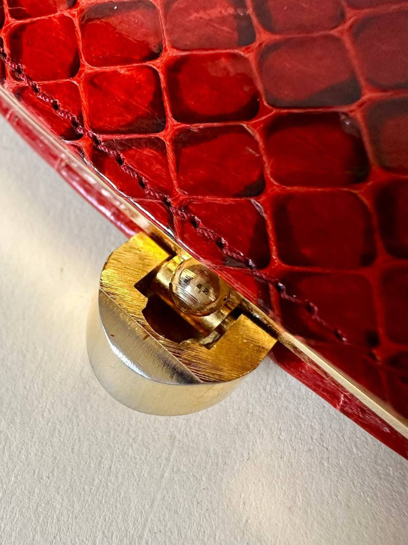 Pochette in whips rossa con tracolla regolabile