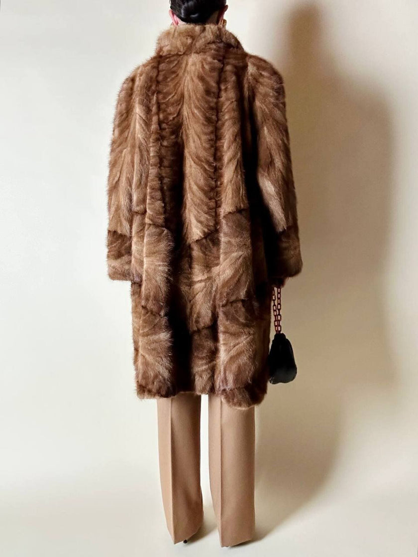 Cappotto vintage in pelliccia di visone marrone chiaro con lavorazione a pannelli
