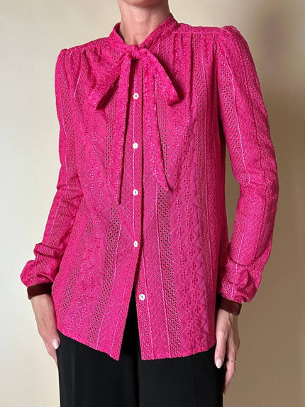 Camicia in Sangallo fucsia con fiocco al collo e polsini in velluto bordeaux “D&G”