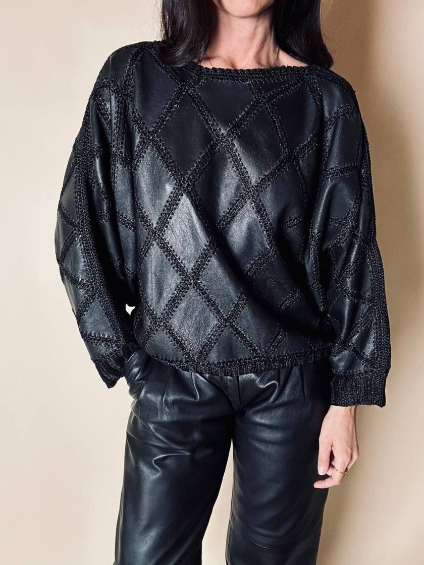 Blusa vintage in pelle nera patchwork con lavorazione crochet e maniche a pipistrello