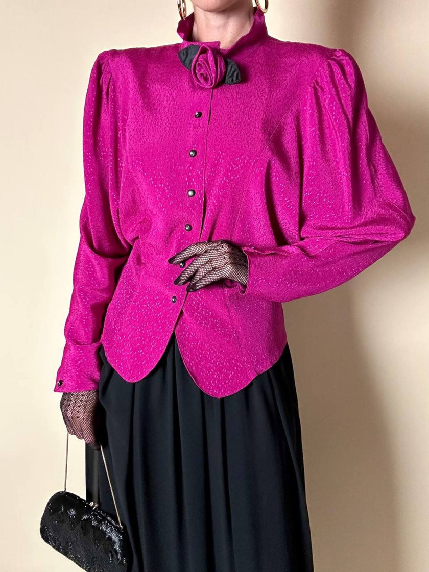 Camicia in crepe color ciclamino con spilla a forma di rosa e bottoni gioiello “Dorette”