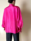 Camicia in taffetà fucsia con chiusura asimmetrica e rosa nel colletto “La Troupe”