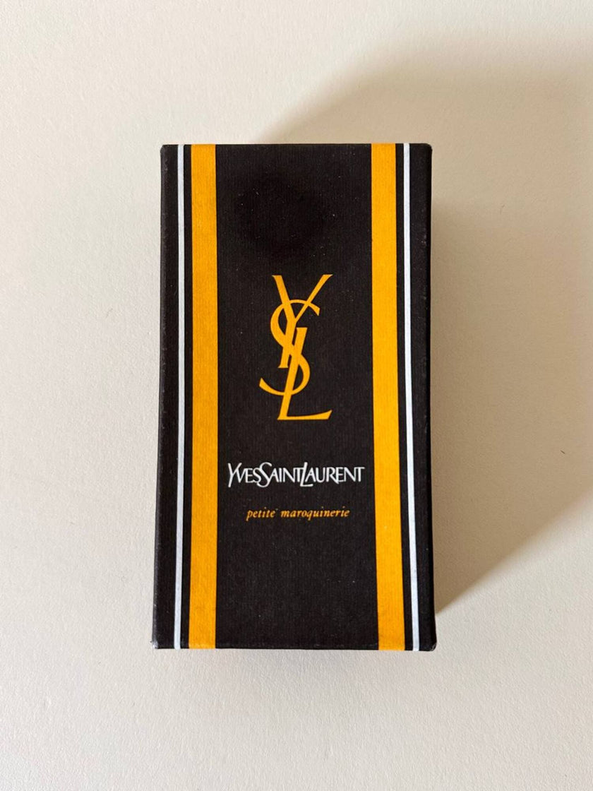 Porte-clés trifold Yves Saint Laurent en cuir noir avec détails dorés et logo YSL embossé