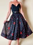 Gonna a ruota in organza jacquard nera a pois rossi con rose rosse dipinte