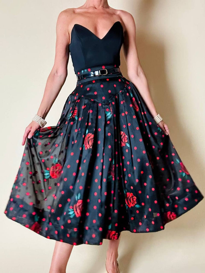 Gonna a ruota in organza jacquard nera a pois rossi con rose rosse dipinte