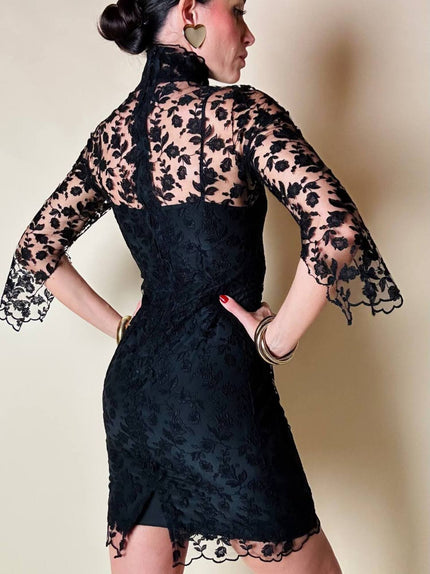 Mini abito sartoriale in tulle nero con ricami floreali