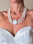 Collana di perle a tre fili con chiusura in madreperla a forma di fiore