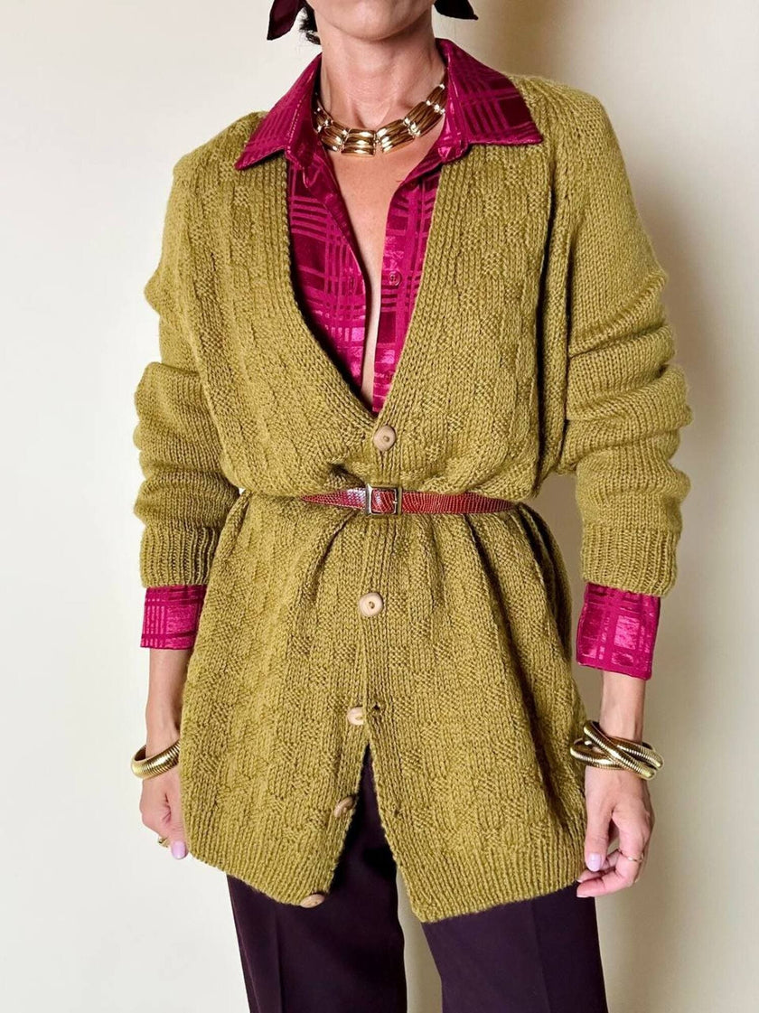 Cardigan lungo fatto a mano in lana verde acido con bottoni quadrati in tinta