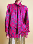 Camicia con fiocco al collo in raso di seta fucsia fantasia paisley
