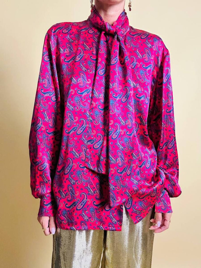 Camicia con fiocco al collo in raso di seta fucsia fantasia paisley