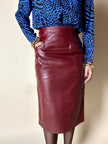 Falda midi vintage de tiro alto en piel burdeos con detalle acolchado