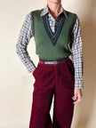 Gilet in lana verde prato con scollo a V e profili a contrasto verde bosco