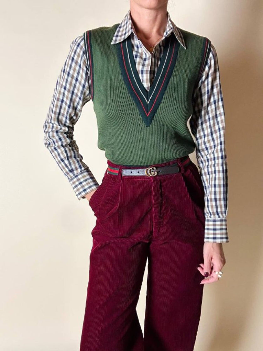 Gilet in lana verde prato con scollo a V e profili a contrasto verde bosco