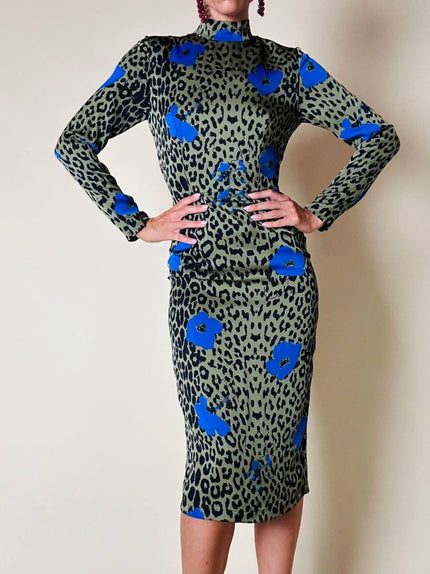 Abito in seta verde oliva fantasia leopardo con maxi fiori bluette “Essentiel”