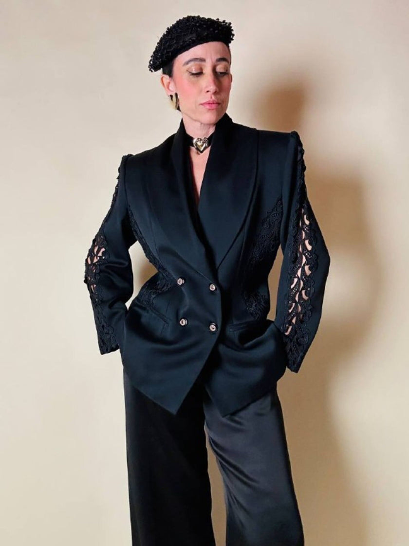 Blazer nero con inserti di pizzo macramè 