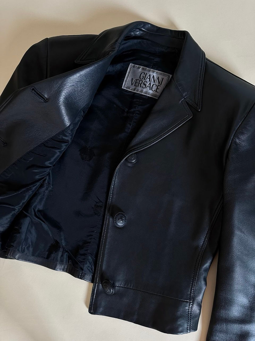 Blazer cropped Gianni Versace vintage in pelle nera con bottoni medusa