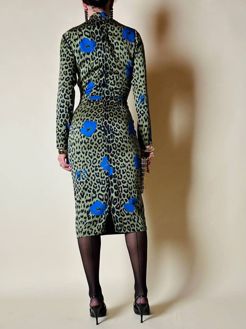 Abito in seta verde oliva fantasia leopardo con maxi fiori bluette “Essentiel”