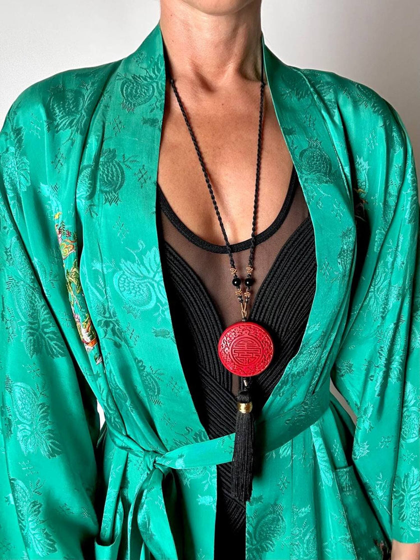 Collana vintage in stile orientale con ciondolo rotondo in cinabro rosso e nappa couture
