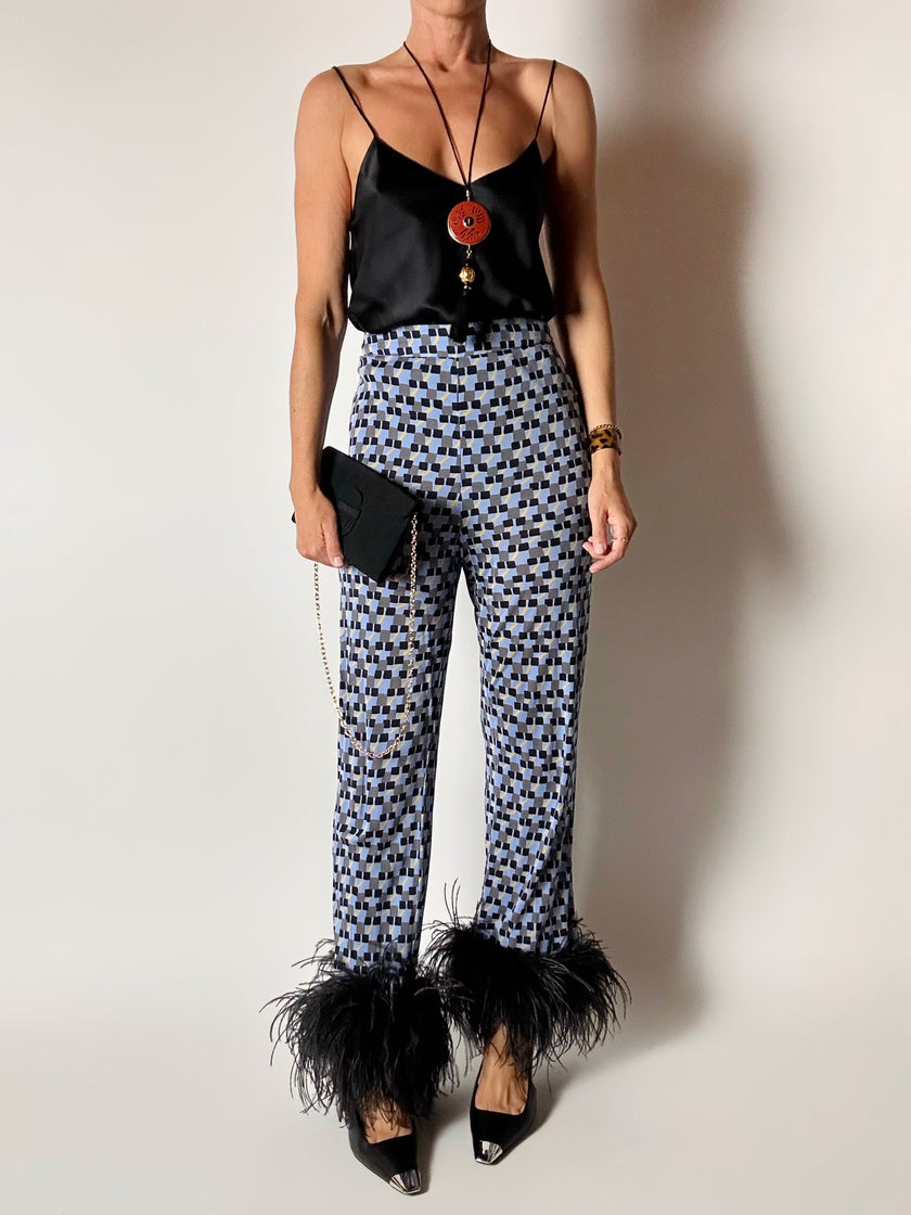 Pantaloni Prada P/E 2017 con stampa geometrica e piume di struzzo nere