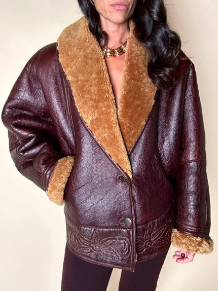 Shearling reverse in pelle liscia marrone castagno con vello caramello e ricamo sul fondo