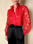 Camicia sartoriale in pizzo chantilly e organza di seta rossa