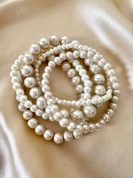 Set di cinque bracciali con perle sintetiche bianche