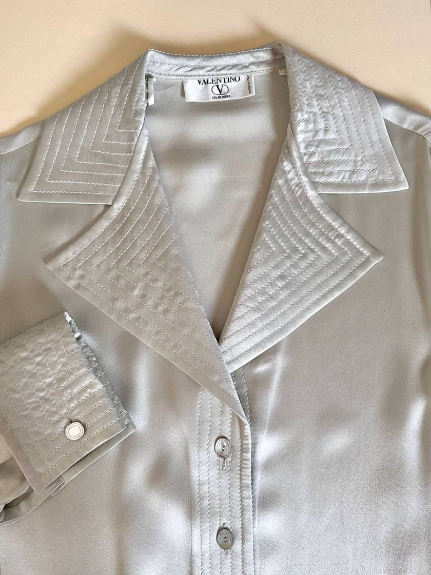 Camicia in raso di seta grigio perla con gemelli in madreperla “Valentino Garavani”