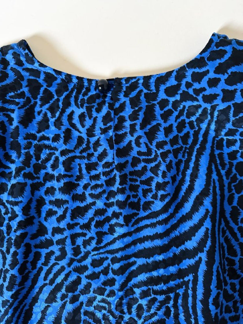 Blusa Yves Saint Laurent in seta jacquard blu elettrico con fantasia animalier nera