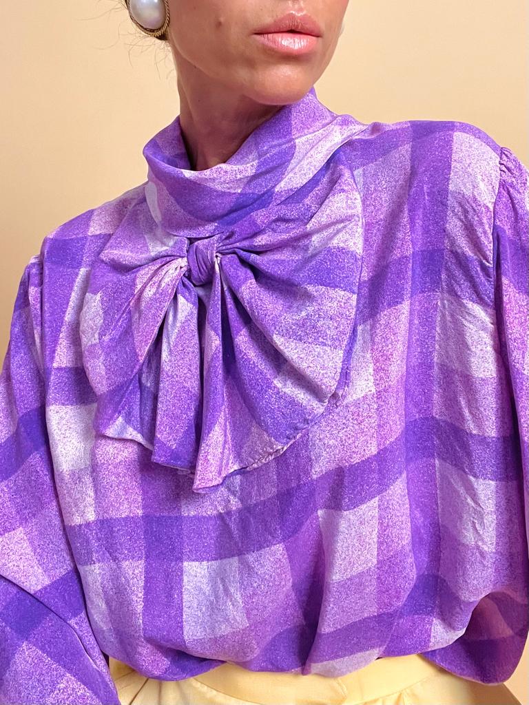 Blusa in seta lilla con maxi fiocco