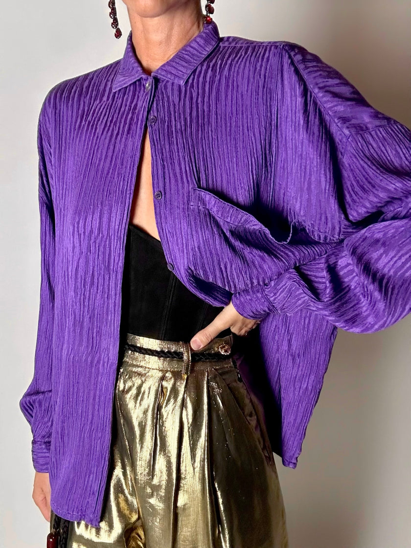 Camicia vintage Gianni Versace in seta goffrata viola con maxi tasca