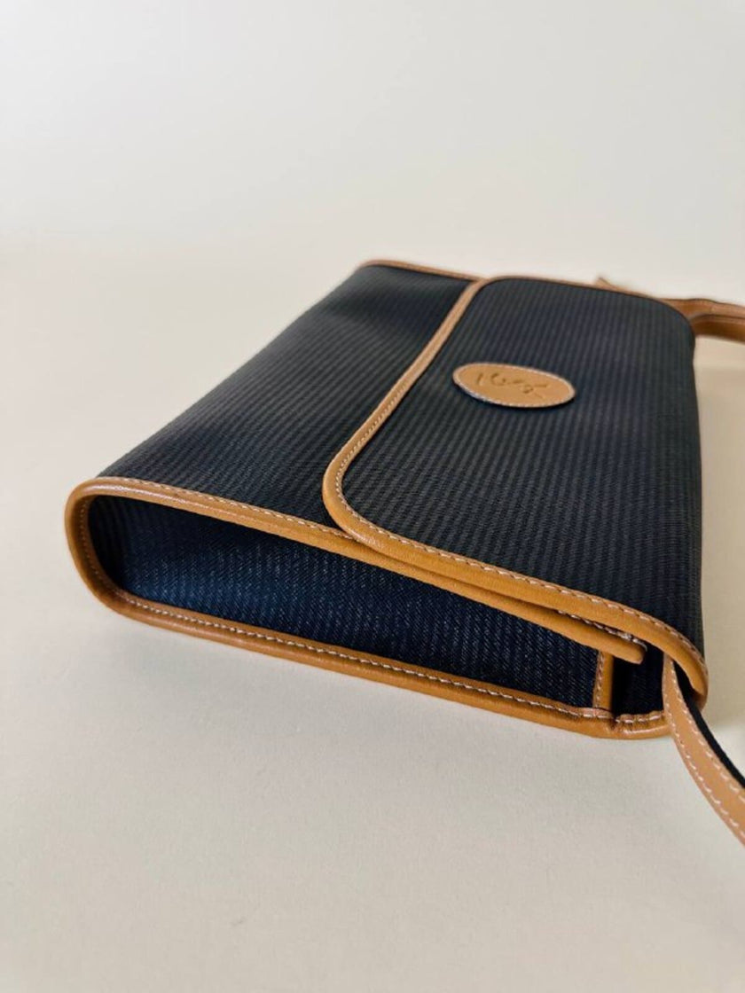 Borsa messenger in pelle nera stampata con profili cuoio “Yves Saint Laurent”