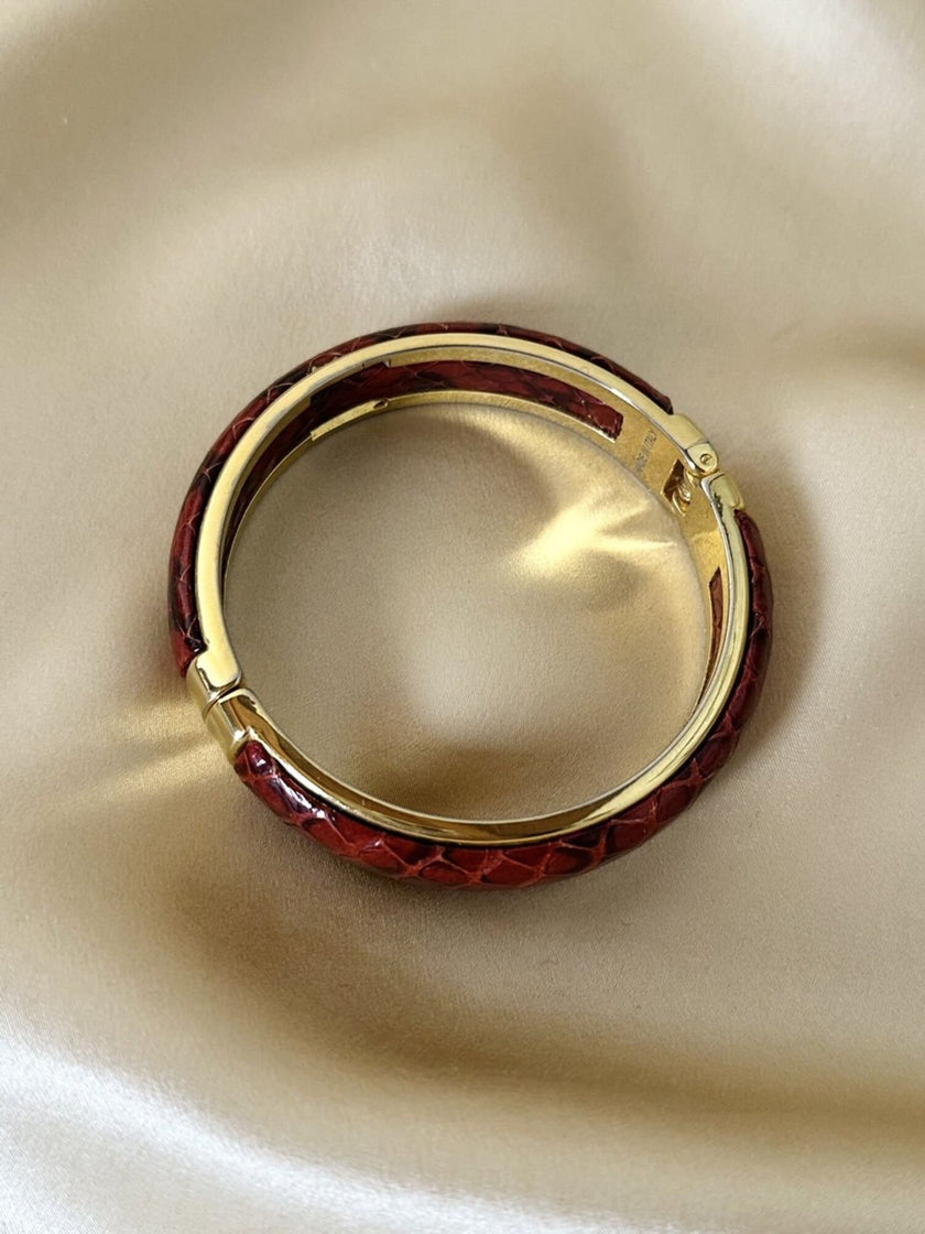 Bracciale vintage rigido in metallo dorato e pelle di serpente rossa
